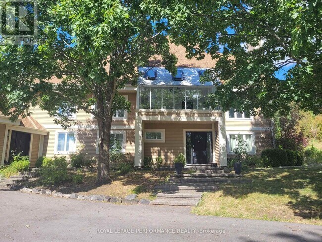 136 Glenncastle Dr in Ottawa, ON - Building Photo - Building Photo