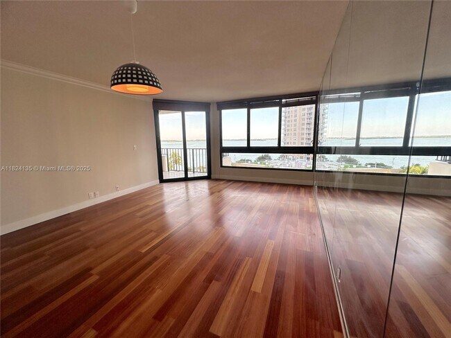 520 Brickell Key Dr in Miami, FL - Building Photo - Building Photo