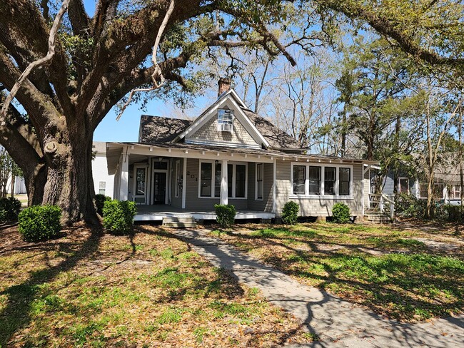 property at 201 E Robert St