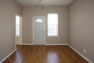 2442 W Iowa St-Unit -1R in Chicago, IL - Building Photo - Building Photo