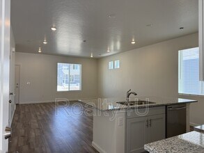 203 E Arcade Dr in Saratoga Springs, UT - Foto de edificio - Building Photo