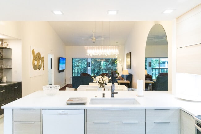 600 Misty Pines Cir in Naples, FL - Building Photo - Building Photo