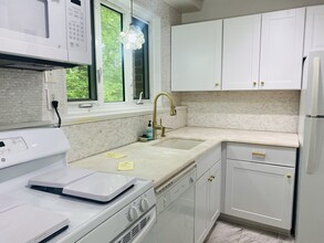 10408 Montrose Ave, Unit 10408 in Bethesda, MD - Foto de edificio - Building Photo