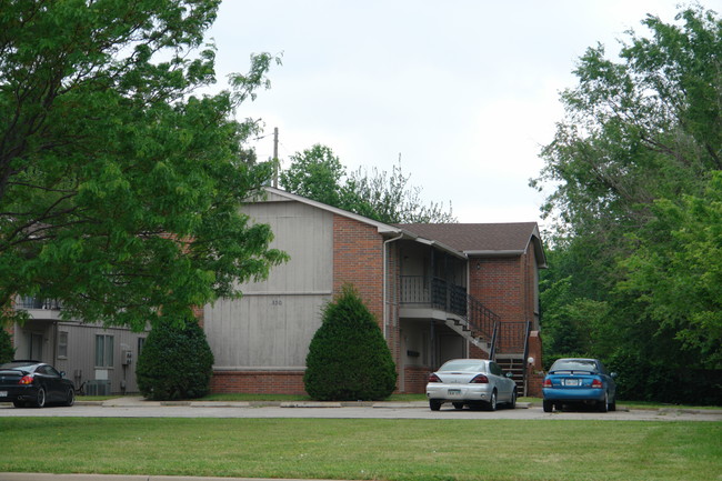 Williamsburg Square Apartments in Wichita, KS - Building Photo - Building Photo