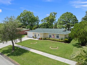 486 NE Solida Cir in Port St. Lucie, FL - Foto de edificio - Building Photo