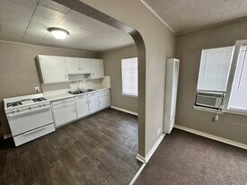 206 Locust St, Unit 4 in Burlington, IA - Building Photo