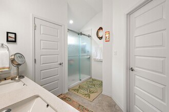 128 Riverhill Dr in Andice, TX - Foto de edificio - Building Photo