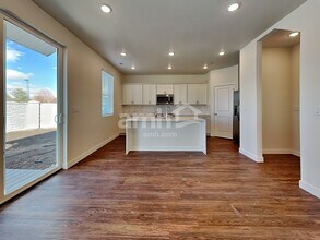 8952 Wilroy Rd in West Jordan, UT - Foto de edificio - Building Photo