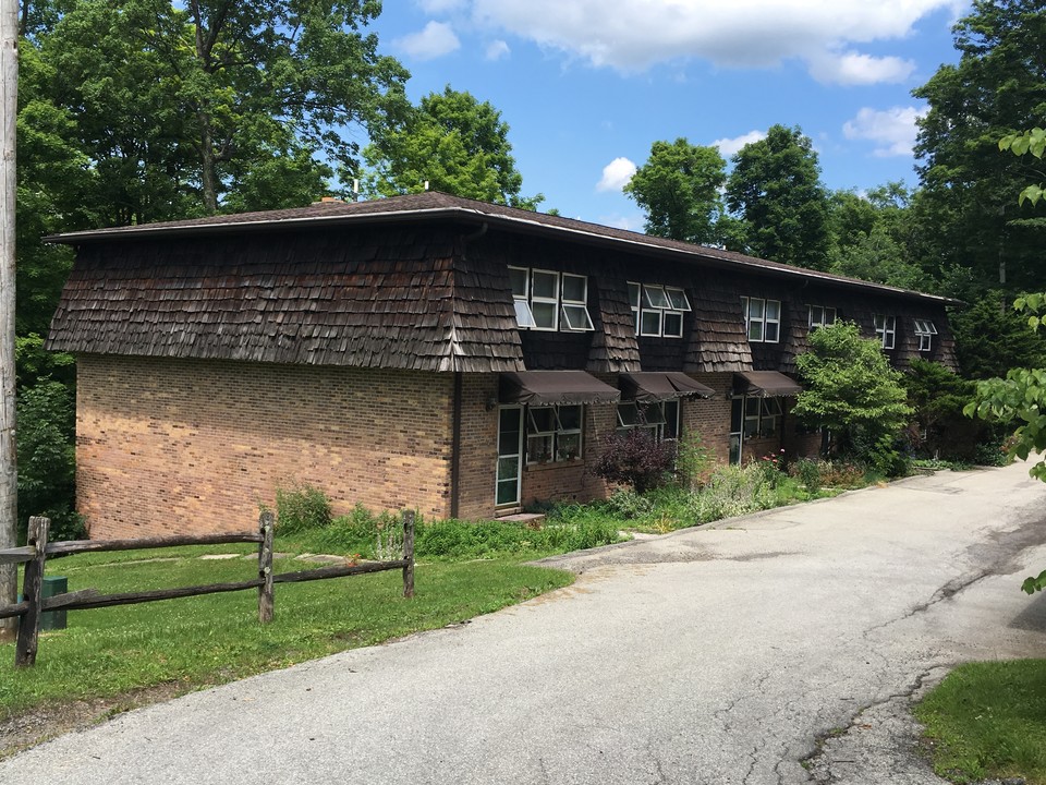 215 Oakview Dr in Ligonier, PA - Foto de edificio