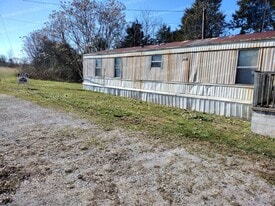 211 Holly Berry Ln in Sparta, TN - Building Photo