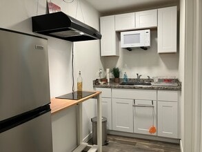 321 NE 162nd Ave, Unit Attic in Portland, OR - Foto de edificio - Building Photo