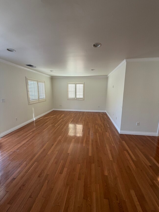 1513 N Altadena Dr, Unit Second Floor Unit in Pasadena, CA - Building Photo - Building Photo