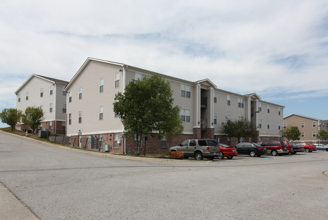 Bonner Highlands Apartments in Bonner Springs, KS - Foto de edificio - Building Photo