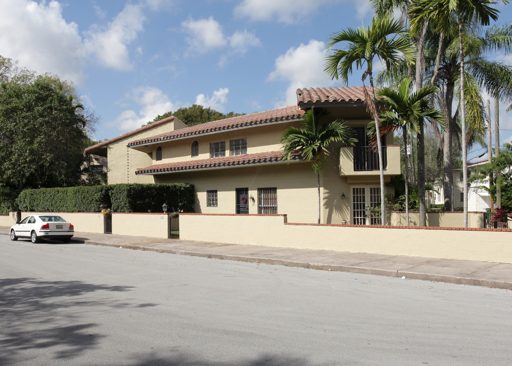 723-725 Biltmore Ct in Miami, FL - Building Photo