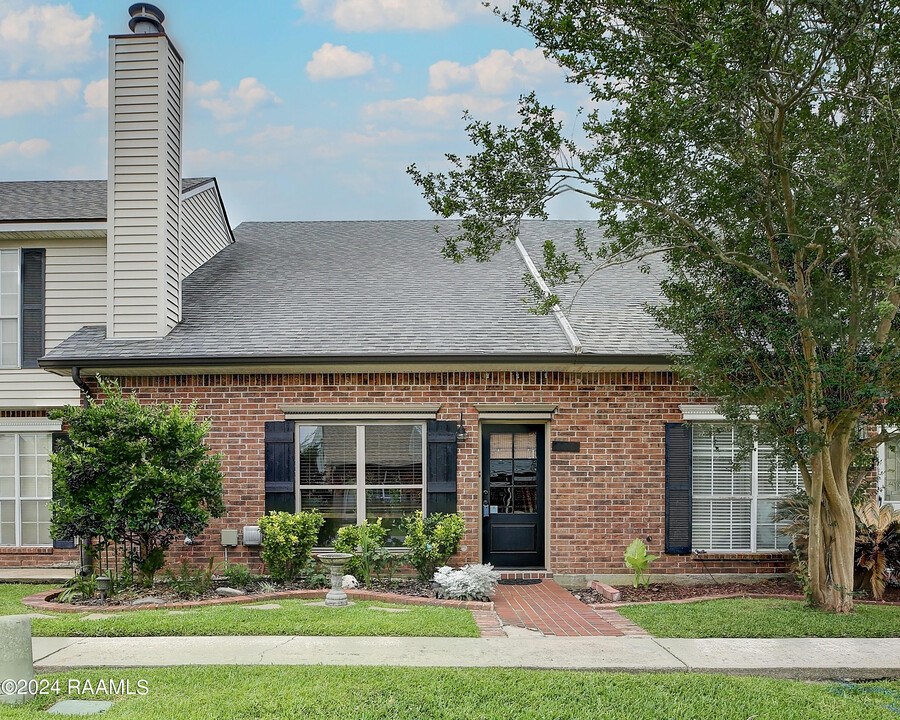 1008 Carriage Light Loop in Youngsville, LA - Building Photo