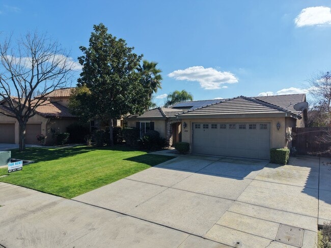 Spacious 4 bed 2 Bath in Desirable NW Bakersfield in Bakersfield, CA - Building Photo - Building Photo