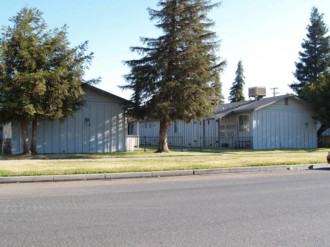 113-117 E 11th St in Merced, CA - Foto de edificio - Building Photo