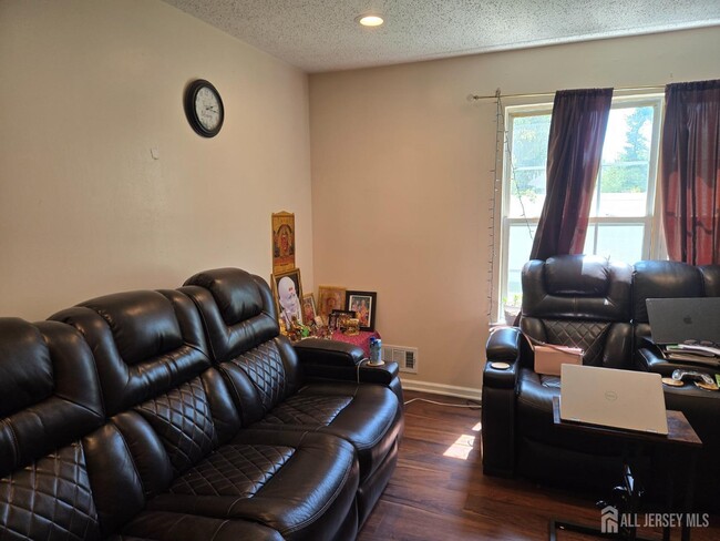 11 Newburgh Dr in Edison, NJ - Building Photo - Building Photo