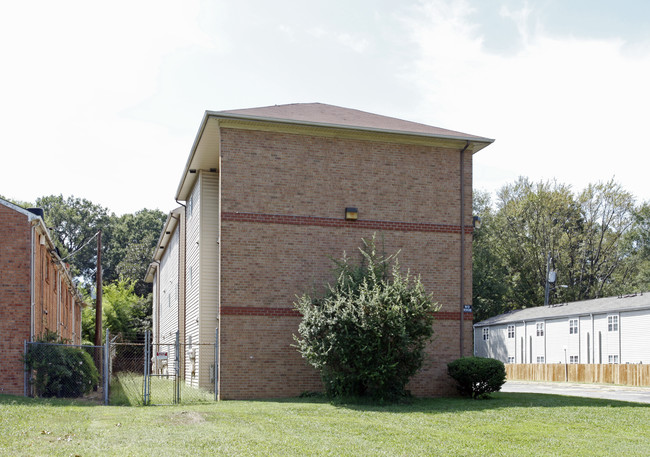 Holly Hill Apartments in Richmond, VA - Foto de edificio - Building Photo