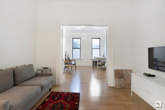 316 S 4th St in Brooklyn, NY - Building Photo - Interior Photo