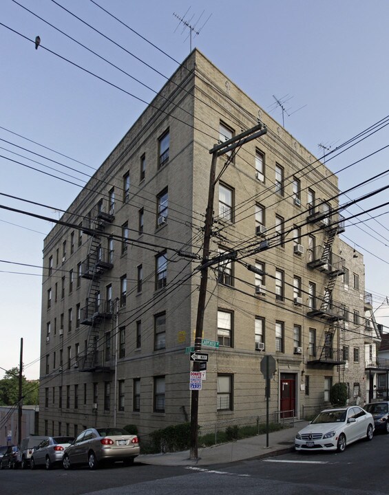 4235 Carpenter Ave in Bronx, NY - Foto de edificio