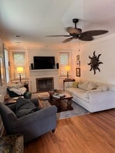 2049 Medway Road, Unit Unit B in Charleston, SC - Foto de edificio - Building Photo