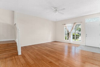 296 Winchester Way in Palm Harbor, FL - Foto de edificio - Building Photo