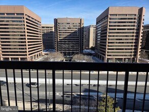 1211 S Eads St, Unit 804 in Arlington, VA - Building Photo - Building Photo