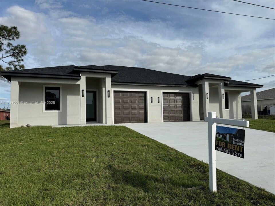 211 Ivan Ave S in Lehigh Acres, FL - Building Photo