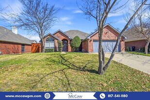 1915 Paloma Way in Arlington, TX - Building Photo