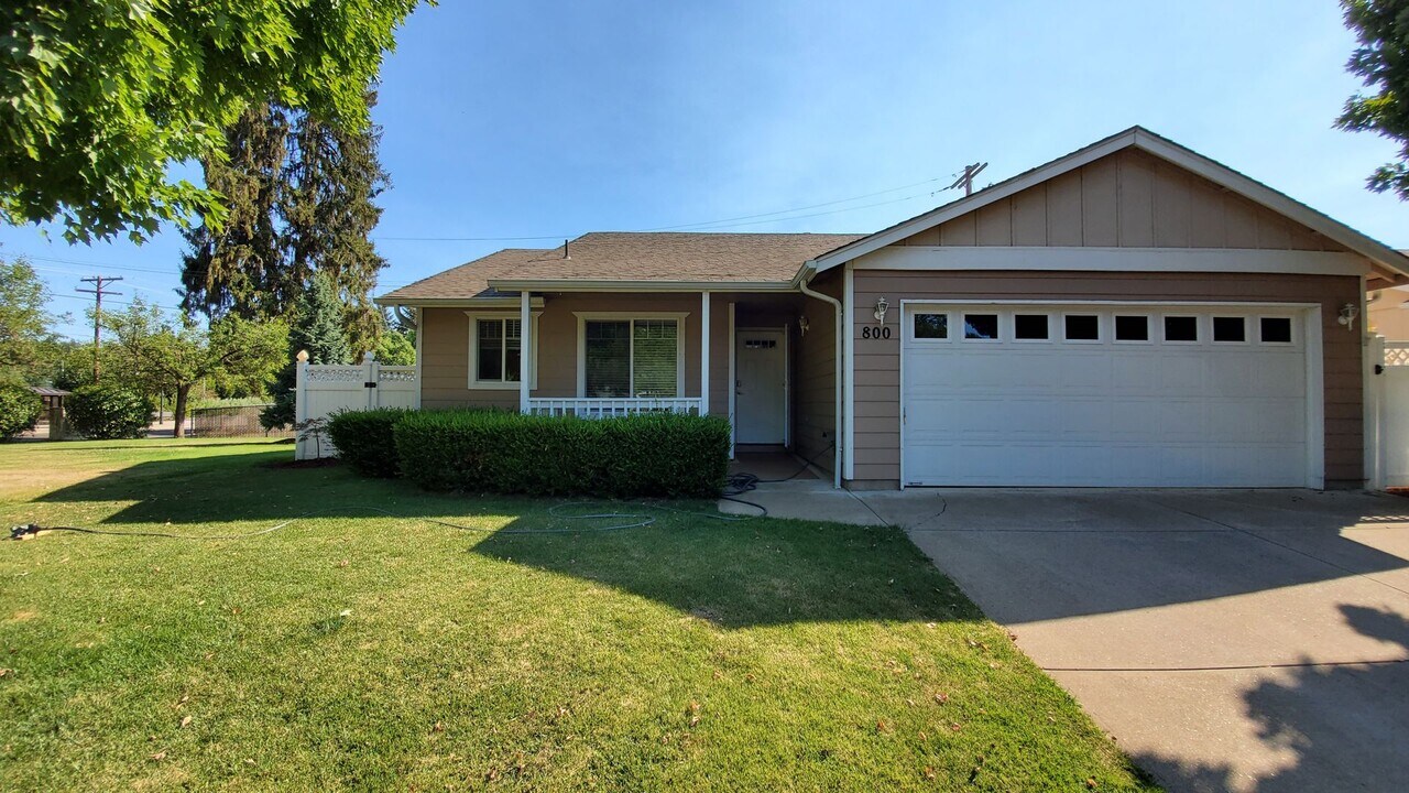 800 NW Riverbow Ave in Albany, OR - Building Photo