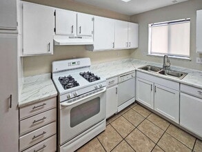 305 S Richmond Rd in Ridgecrest, CA - Building Photo - Building Photo