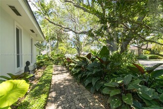 7585 SW 163rd St in Palmetto Bay, FL - Building Photo - Building Photo