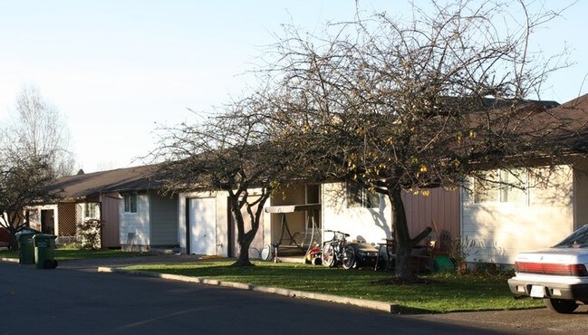 Mountain View Duplexes in Newberg, OR - Building Photo - Building Photo