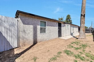 3901 W Hadley St, Unit 2 in Phoenix, AZ - Building Photo - Building Photo