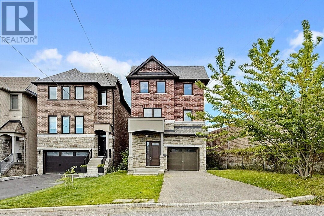 2 Helen Ave in Toronto, ON - Building Photo