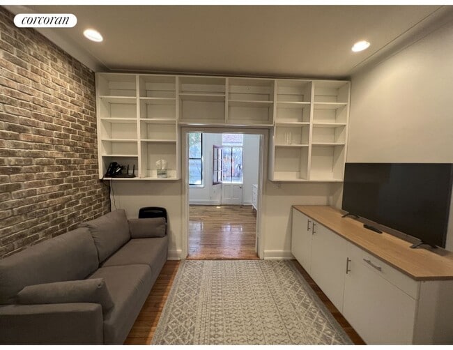 210 E 84th St in New York, NY - Building Photo - Building Photo