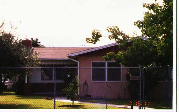 676-688 E Collins St in Oxnard, CA - Building Photo - Building Photo