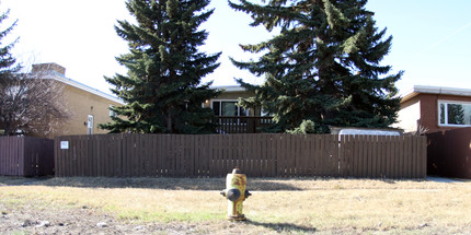 4421 Bow Trl SW in Calgary, AB - Building Photo - Building Photo