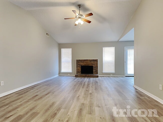 5620 Oregon Trail Ct in Haltom City, TX - Building Photo - Building Photo