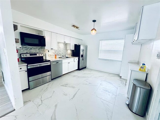 1526 N Victoria Park Rd in Fort Lauderdale, FL - Building Photo - Building Photo