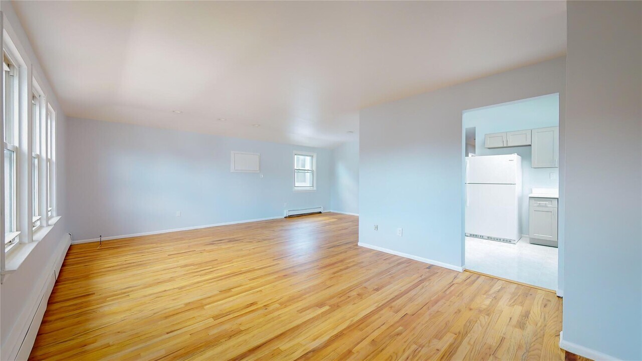 221-19 Fairbury Ave in Queens, NY - Building Photo