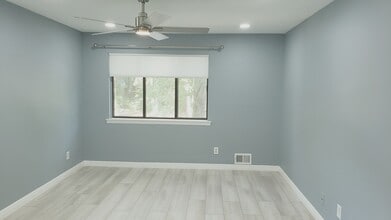 2421 Old Stone Mill Dr in East Windsor, NJ - Building Photo - Building Photo