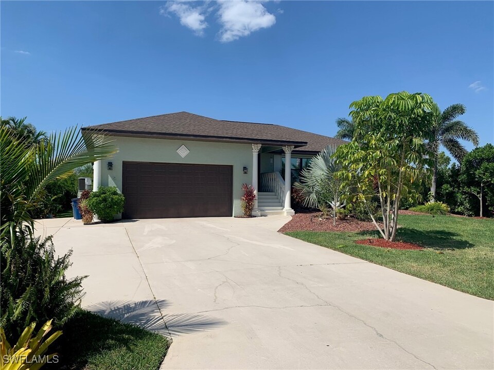 6030 Birnam Wood Ln in Ft. Myers, FL - Foto de edificio