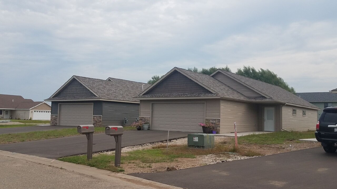 1739 Aspen Ct in New Richmond, WI - Building Photo