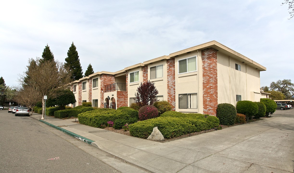 El Prado Apartments in Santa Rosa, CA - Foto de edificio