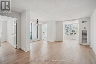 7 Bishop Ave in Toronto, ON - Building Photo