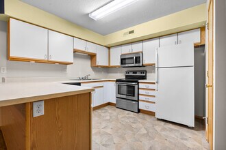 2270 Holiday Rd in Coralville, IA - Building Photo - Building Photo