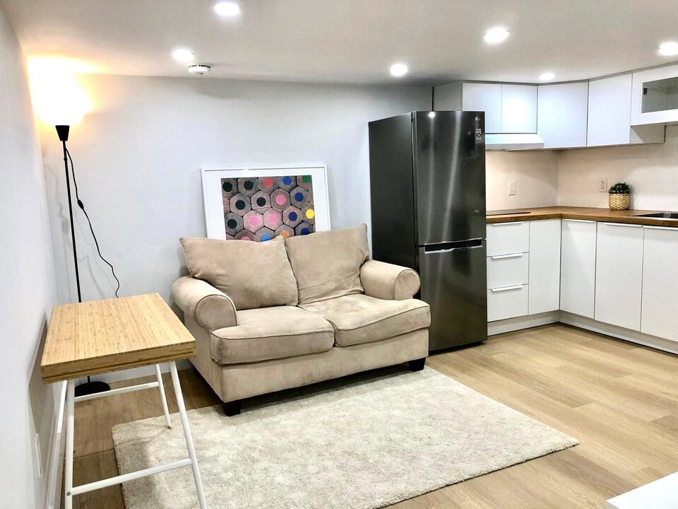 220 Palmerston Av in Toronto, ON - Building Photo