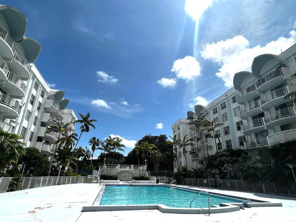 484 NW 165th Street Rd, Unit A208 in Miami, FL - Foto de edificio